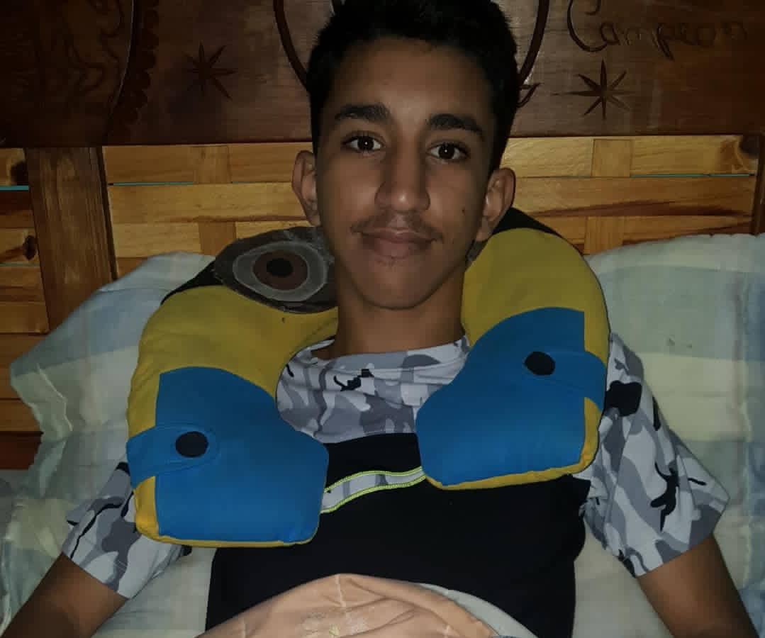 alexagomez2000's tweet photo. Óscar Navarrete fue impactado en el pecho por una bomba lacrimógena en el 2017.Hoy presenta paraplejía. Se ha desmayado por tener la hemoglobina muy baja, por la poca ingesta de proteínas. Su mami @ElizabethNro1 no puede sola.Con 100.000 Bs estaríamos apoyándole. GRACIAS 💜 https://t.co/rveAPgwCGL
