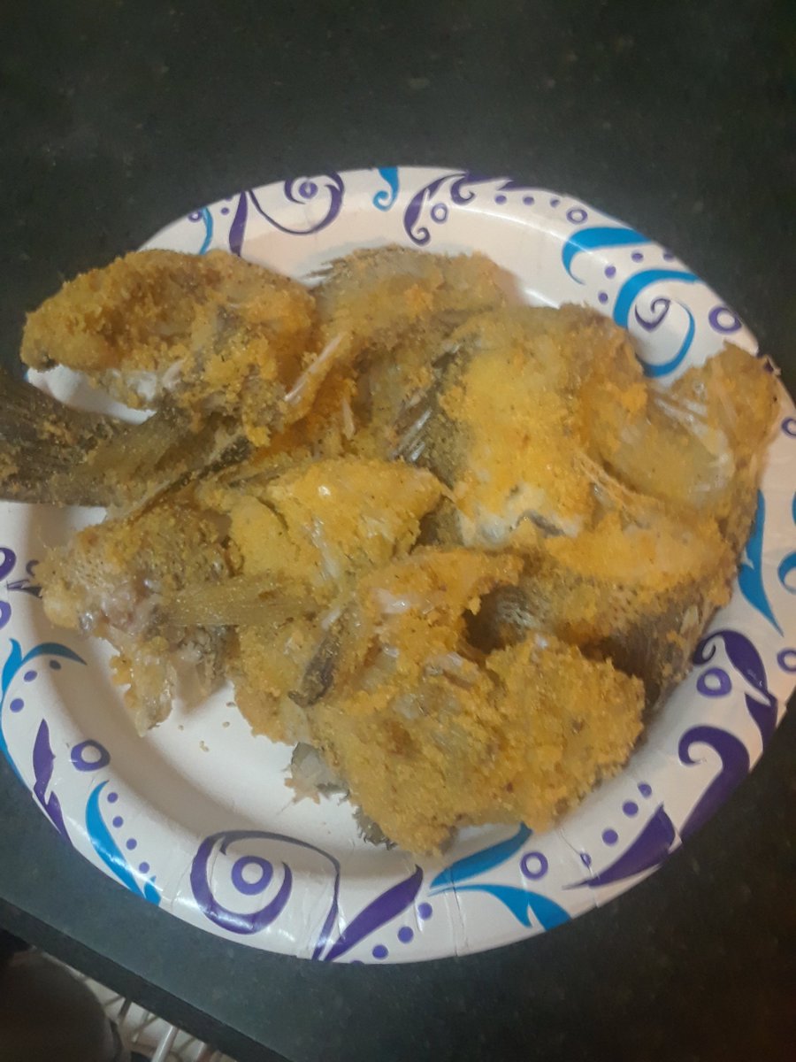 Burnie2billion's tweet photo. My daughters college classes are online so I gave her some fried fish in between classes. She said, "There's something fishy about this dish. I said, Huh? She said, I can see the tails are still on these fish.  Smh!  #TheseRRealFish   #TheyHaveTails  #LordTheseNewGenZ https://t.co/wjEfnbckGe