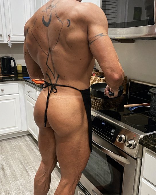 Time to eat! #cooknaked #nudecook https://t.co/6fYprwOmJs