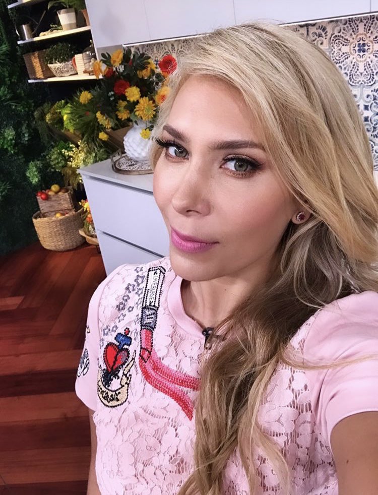 Amaneciendo en @unnuevodia #makeup for @jimenagallegotv 💄 
#backtonormal #makeupartist #makeupandhairservices #lookgood #beauty #octoberpink #pinklipstick #makeupforeverfoundation #marcjacobsbeauty #beauty #weddingmakeupandhair #makeupbyflorcollazo #thebeautysquadbyflor