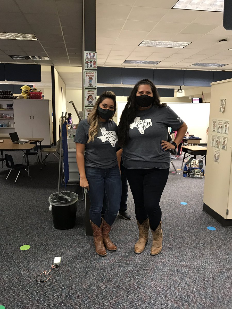 KarinaB15435636's tweet photo. Twin Day @LiestmanES #RedRibbonWeek2020 Part 1 @AliefPASS https://t.co/hgLB27sodq