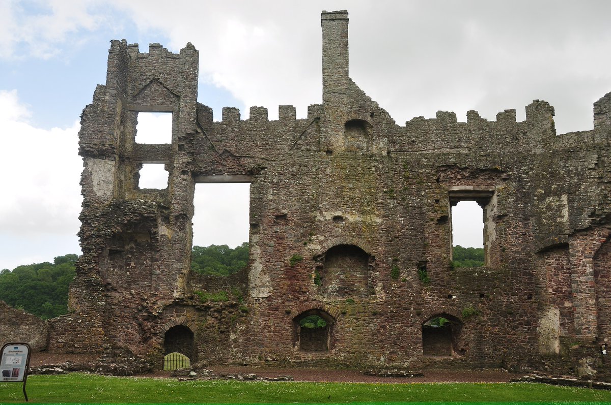 Round 2, Bracket C! Baron Hill vs Castell TalacharnCastell Talacharn was damaged during the Civil War, but apparently the damage looked so 'romantic' that instead of repairing it, they left it as a ruin and built a new house nearby.