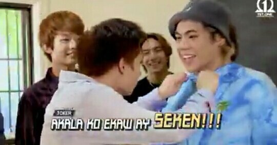 Jsoftestpancake's tweet photo. HABANG NAGHAHARUTAN ANG DALAWANG MAGJOWA ANDON SA GITNA ANG MAY BERTDAY NAGSASANAOL OPO
@1stoneOfficial 
#KapitanAlphaDay https://t.co/Y63LL2cqdg