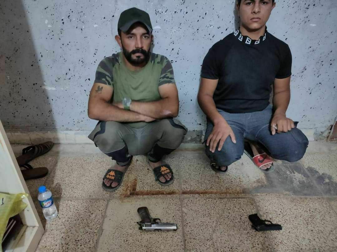 بالصور 

اعتقال شخصين من اهالي الفضل كانوا يحملون قنابل محلية مع اسلحة خفيفه في ساحة التحرير،  والتحقيقات الأولية تشير على انها احد مجاميع محمد نيني المدعومة من هيئة علماء المسلمين الإرهابية.