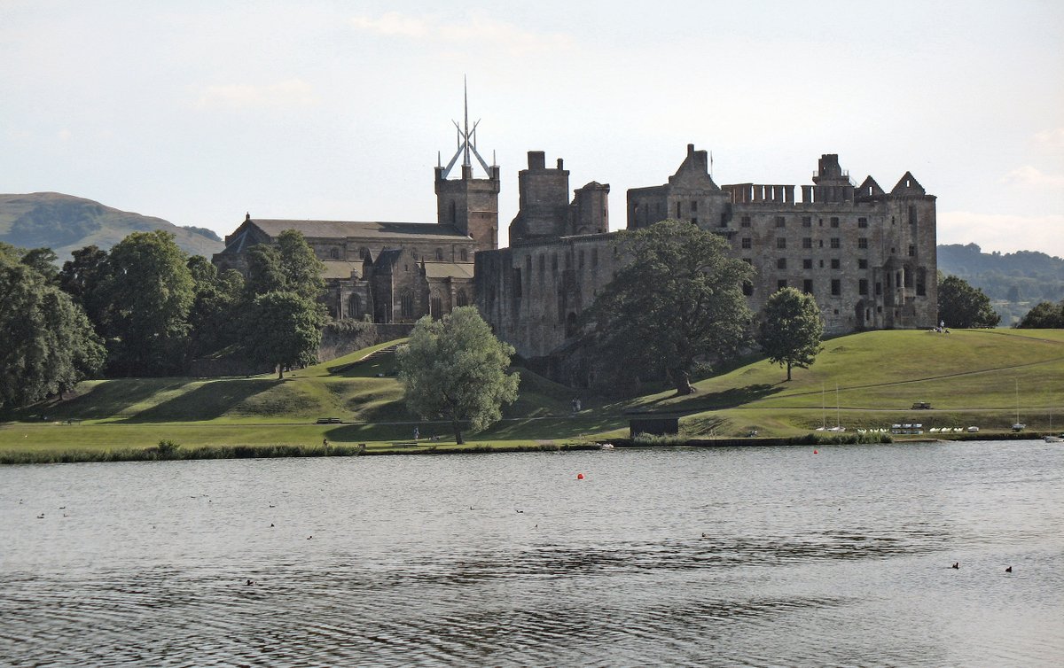 Round 2, Bracket F! Carew Castle vs Linlithgow PalaceLinlithgow Palace was the birthplace of Mary, Queen of Scots.