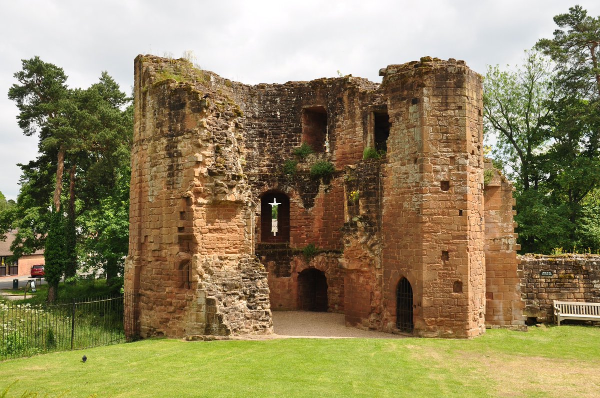 Round 2, Bracket H! Kenilworth Castle vs Conwy CastleYou've heard of Kenilworth because in 1575, Robert Dudley famously spent 19 whole days there 'entertaining' the Virgin Queen.