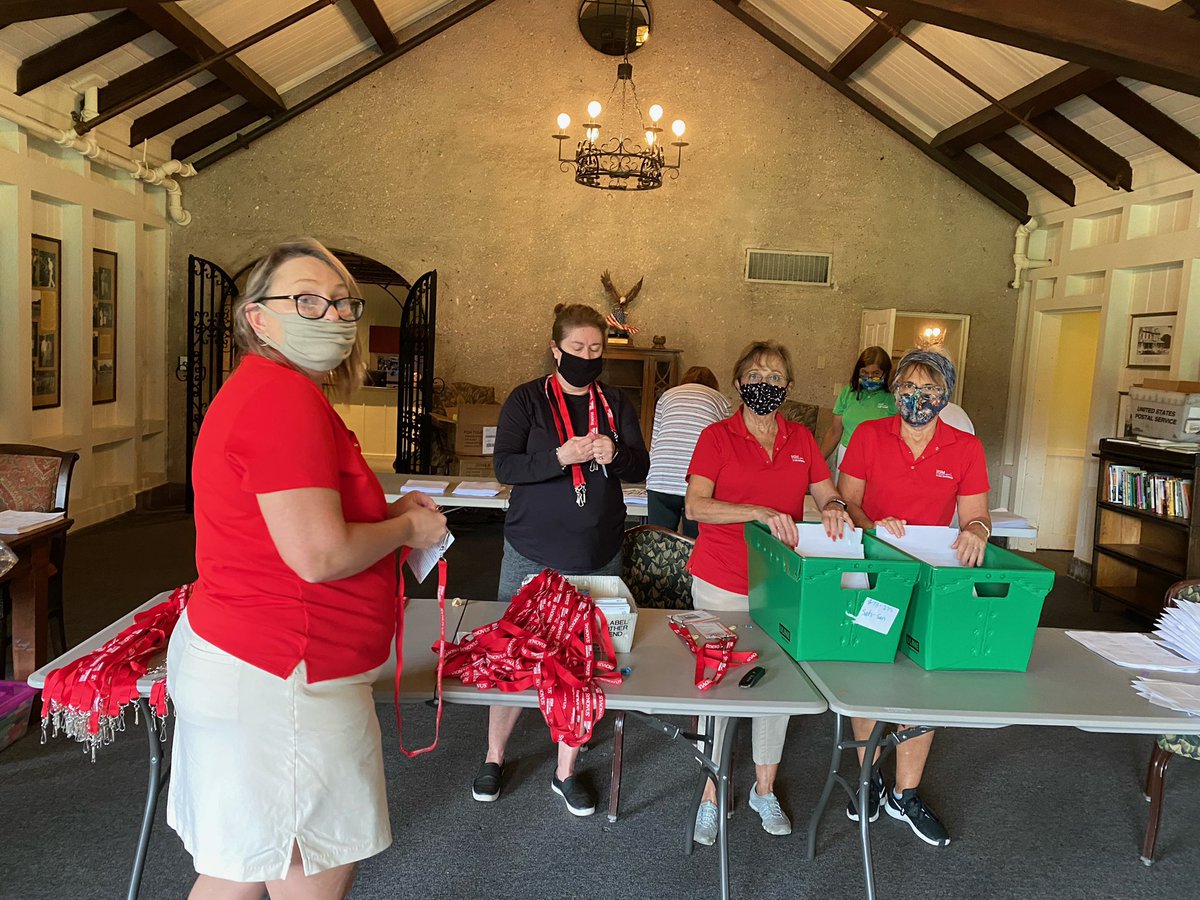 TheRSMClassic's tweet photo. Packed - stuffed and sealed! Thank you to these amazing volunteers for prepping all of our volunteer credential packages. We did it safely. We did it quickly. And with a smile (behind the mask of course 😃) 
#VolAppreciation #RSMClassic https://t.co/bXHfSCdJgS