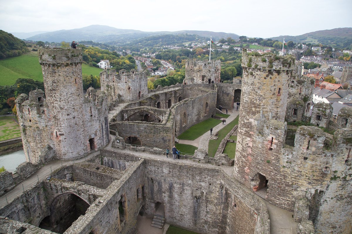 Round 2, Bracket H! Kenilworth vs Conwy CastleWelsh rebels retook Conwy in 1401 when Rhys ap Tudur dressed up as a carpenter, pretended he'd been called for repairs, gained entry to the castle and then killed all the guards and opened the gate. Bonus intact stained glass.