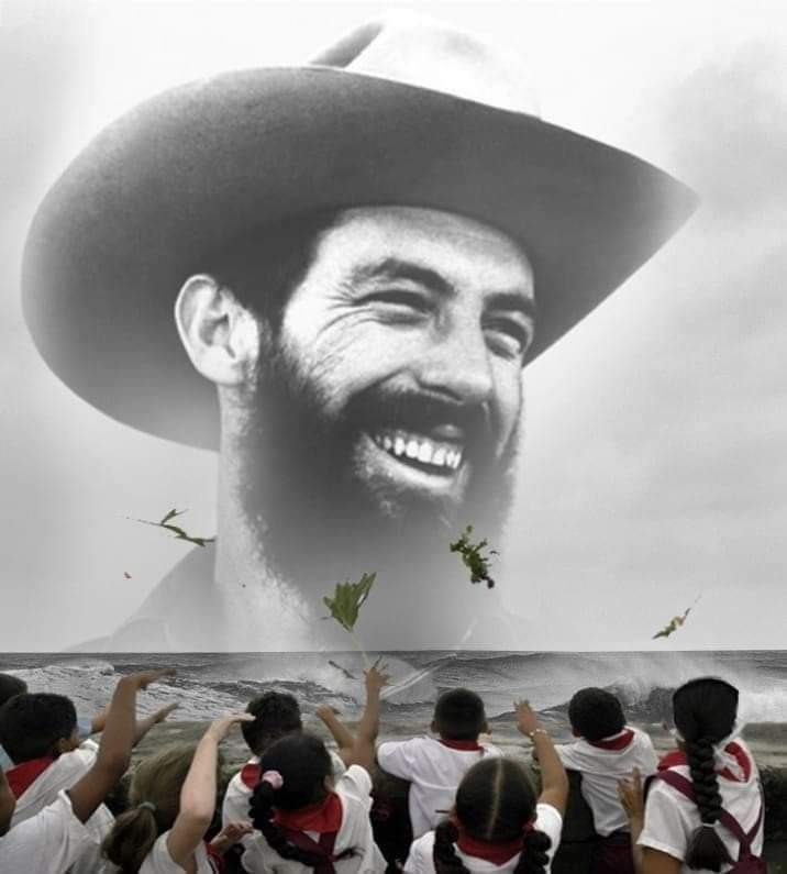 InesMChapman's tweet photo. Tras su jovialidad y bella sonrisa, un hombre de enorme valor, fuerte combatiente en el campo de batalla; capitán tranquilo siempre al lado del pueblo. Camilo Cienfuegos, nuestro homenaje, muchas flores en el mar y en el pueblo muchos Camilos #SomosCuba #TenemosMemoria https://t.co/LiKPm8534t
