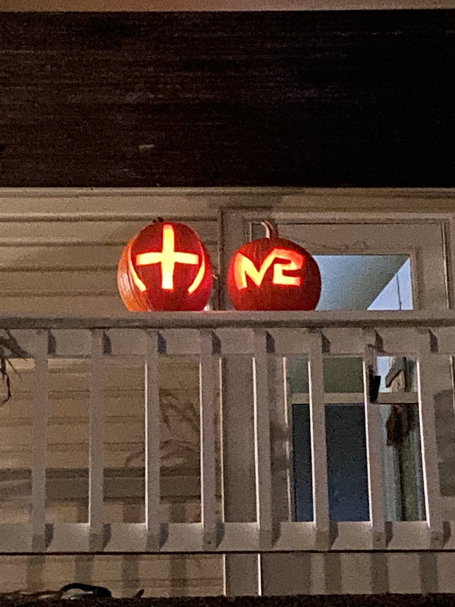 AZerbee35's tweet photo. Brady and I carved some pumpkins tonight I bet u guys can guess which is mine #m2tc https://t.co/n7yVJMsqgA