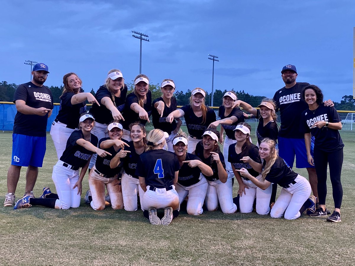 farredeh's tweet photo. @ochsfastpitch is Columbus bound! #Final4 here we come! So proud of these girls!💙🥎🖤@OCHS_Athletics #LoveMy3rdBaseman #WeareOne #PickHerUp #AdvanceThenDance #KathyStrong https://t.co/AwkHLpn85m