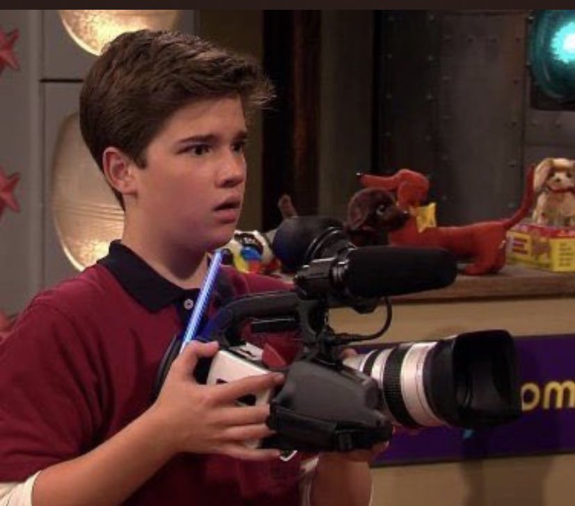 The cameraman when Clare said “they’re dishing out my fiancé right now” ????? #TheBachelorette #bachelorette