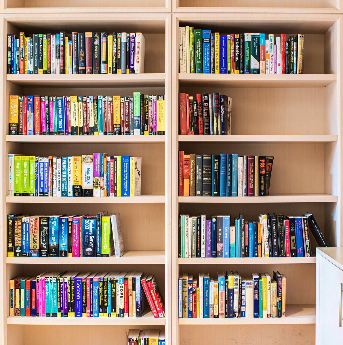 Here are some photos of the epic library at the  @a16z offices.In particular, I like how much the topics overlap between Hollywood and Silicon Valley. While we’re here,  @zackkanter also took the time to analyze them. https://medium.com/@zackkanter/open-sourcing-marc-andreessens-library-ab263bc11367
