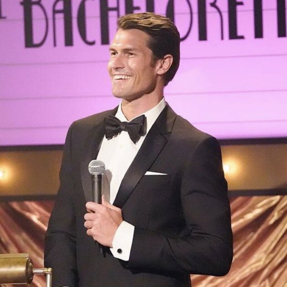 ___MELL___'s tweet image. Who know who else was good at poetry that won Tayshia’s heart? Bring her on before Claire sends him home! #bachelorette