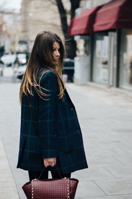 Why Women Should Only Carry A Dark Colour Handbag In The Fall Season. Take a read if you carry a handbag with most of your fall outfits. #fashionblogger #fashion #style bit.ly/3e2RUSK