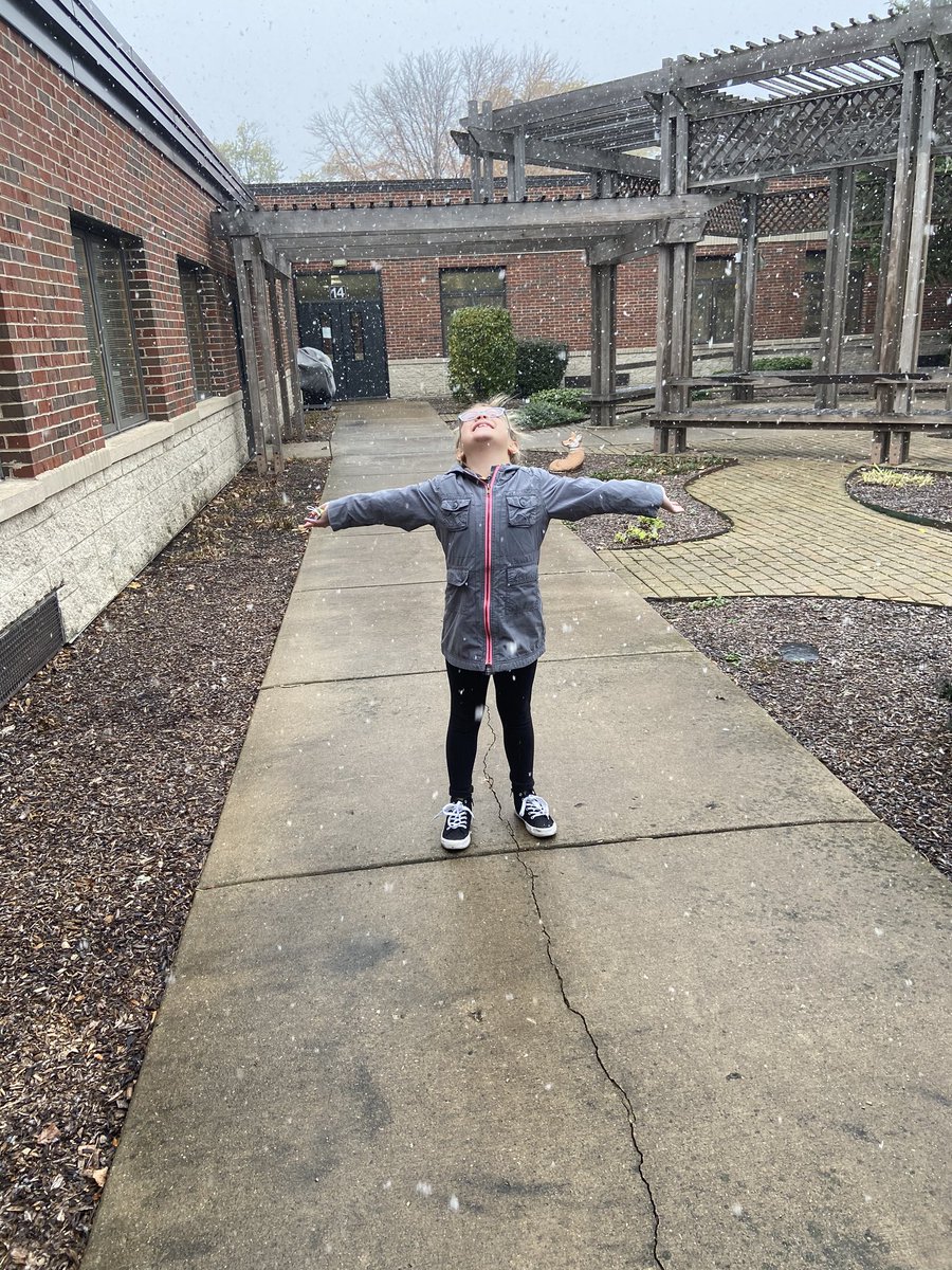 Catching those first snowflakes AT SCHOOL!  
#HybridTrial #TheFirstSnow <a href="/D59Brentwood/">Brentwood Elementary</a> <a href="/CCSD59/">CCSD59</a>
