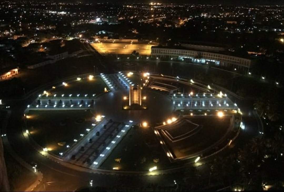 Beau monument de l'indépendance situé juste entre le ,Palais de Congrès et l'hôtel 2 février, il offre une superbe vue photographique avec sa terrasse d'eau et de lumières.Ici c'est Togo
#Denyigban https://t.co/nB21585iWH