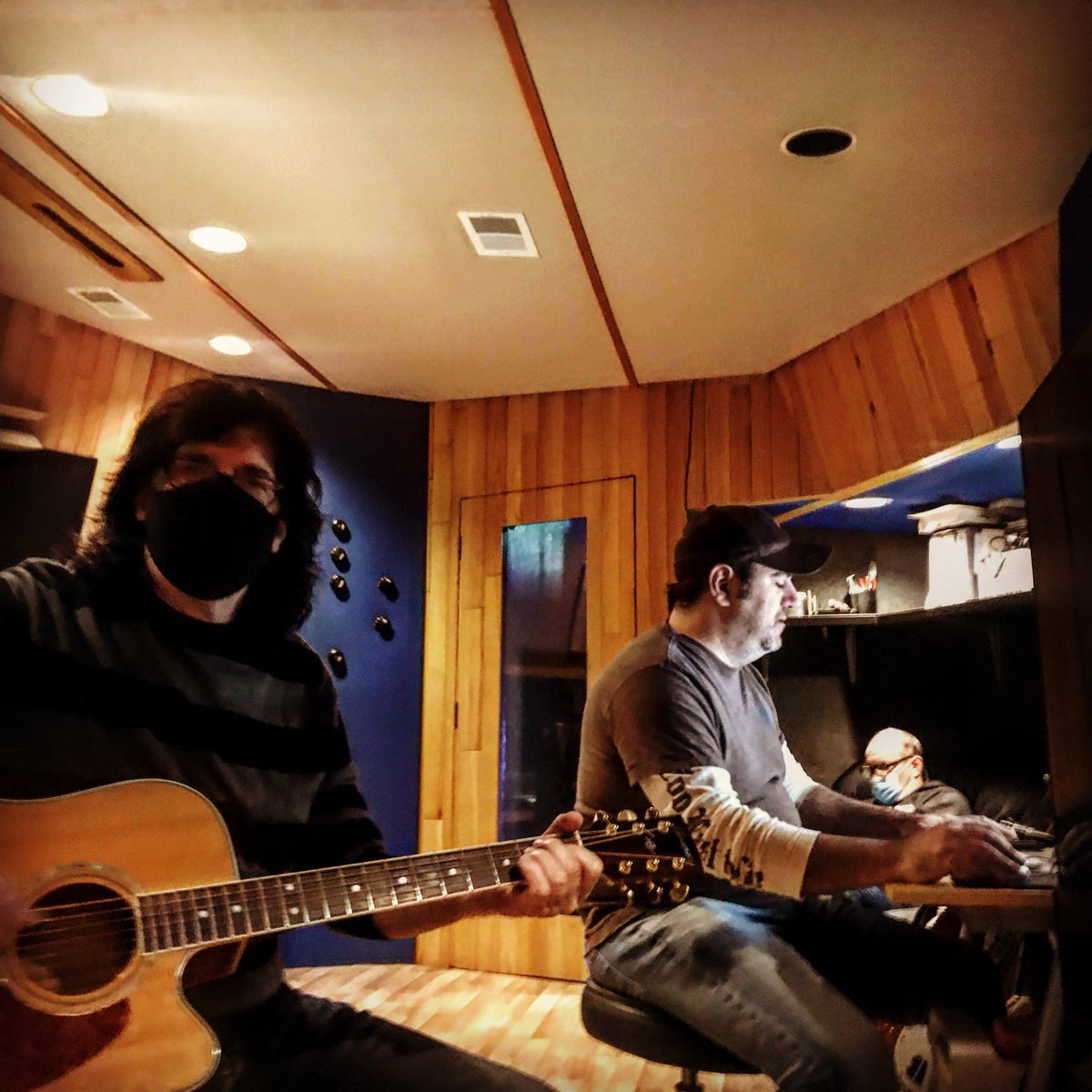 ⁦<a href="/Pearlcrazian/">Pearl Sound Studios</a> #producer ⁩ ⁦<a href="/ChuckAlkazian/">Chuck Alkazian</a>⁩ ahhhhh #recording #mixing. #nextsingle #newmusic coming soon #detroit #RockandRoll #guitars #chuckalkazian #pearlsoundstudios ⁦<a href="/unleashedmusic/">unleashedmusic</a>⁩ ⁦@empktpr⁩ #traveling #music #gotyourrockandroll