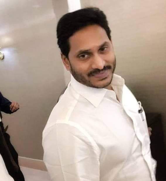 BalajiYsrcp's tweet photo. చిరునవ్వు తో శత్రువు మీద దండయాత్ర చేయడం నీకే సాధ్యం 

ఆ నవ్వు చాలు ❤😘 https://t.co/EPYpVSM4Yh