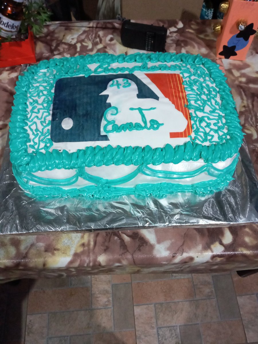 eahuertac's tweet photo. @ericrpc hasta Chitré ernesto huerta celebrando el cumpleaños viendo ja serie mundial https://t.co/8rgSTLce4r