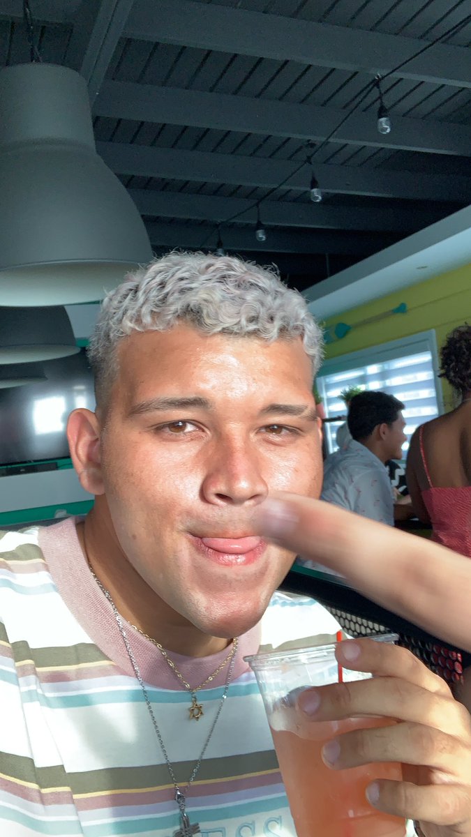 _gregalexander's tweet image. Cumpleaños Feliz 🥂