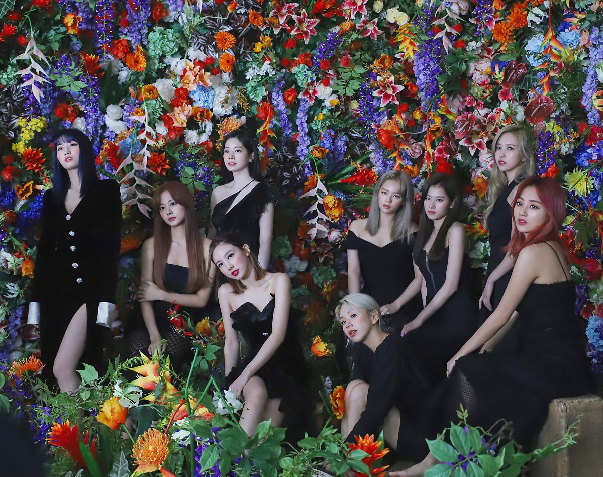 сшироко раскрытыми глазами. Opening wide.