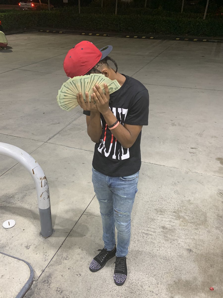 1khoncho's tweet photo. tried to wash my scars away but I just kept bleedin 🩸 https://t.co/ajzfdgavEI