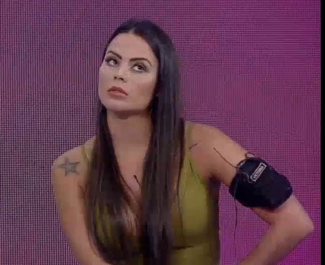 stanger_leticia's tweet photo. Sai cobrinha! #RocaAFazenda #fazenda12  #Fazenda https://t.co/T7OqJPm46D