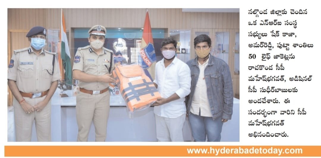 MalkajgiriCop's tweet photo. #HelpingHands
https://t.co/QSPtXz4avR donated 50 #life_Jackets to #RachakondaCommissionerate. Mr.Khaja Shaik handed over the life jackets to #CP_Rachakonda Mahesh Bhagwat & Addl. CP Sudheer Babu. #CP thanked https://t.co/QSPtXz4avR for the noble gesture. https://t.co/GP1qY6kZBw