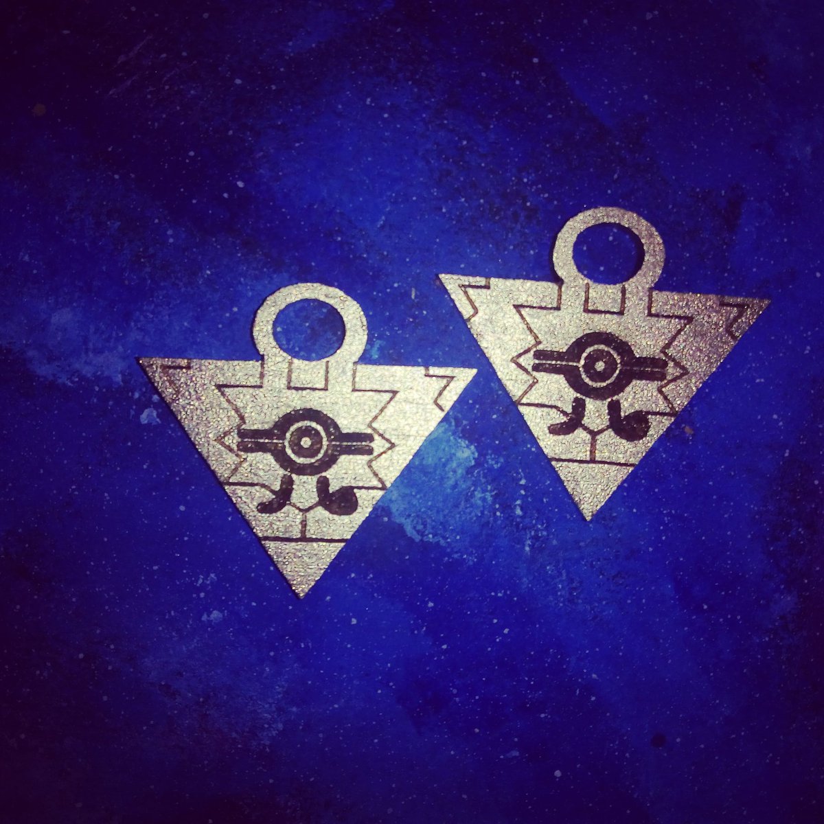 Geeklamp's tweet photo. Confía en el corazón de las cartas y vence a todos tus rivales con estos aretes de Yu Gi Oh.
#YuGiOh #Aretes #GeekLamp #Earrings
De venta en https://t.co/BAPPUS3WaU https://t.co/dHngQ85WWA