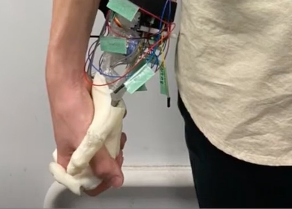 なぜ開発しようと思った 岐阜大学が開発した 恋人つなぎ で歩けるハンドロボットが吉良吉影特化型過ぎる Togetter なぜ開発しようと思った 岐阜大学が開発した 恋人つなぎ で歩けるハンドロボットが吉良吉影特化型過ぎる Togetter