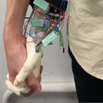 【ハンドロボット誕生】恋人つなぎで歩けて、手汗とにおいもある!？？お散歩彼女が誕生!