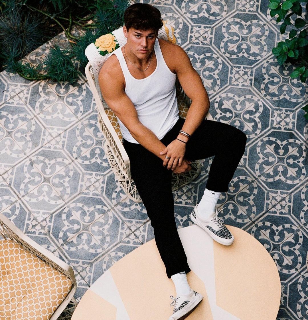 swiftiegirlie_1's tweet photo. Who thinks that @noahbeck is a greek god?💜<3 #urluvd cause he's perfect https://t.co/vykySfKfps
