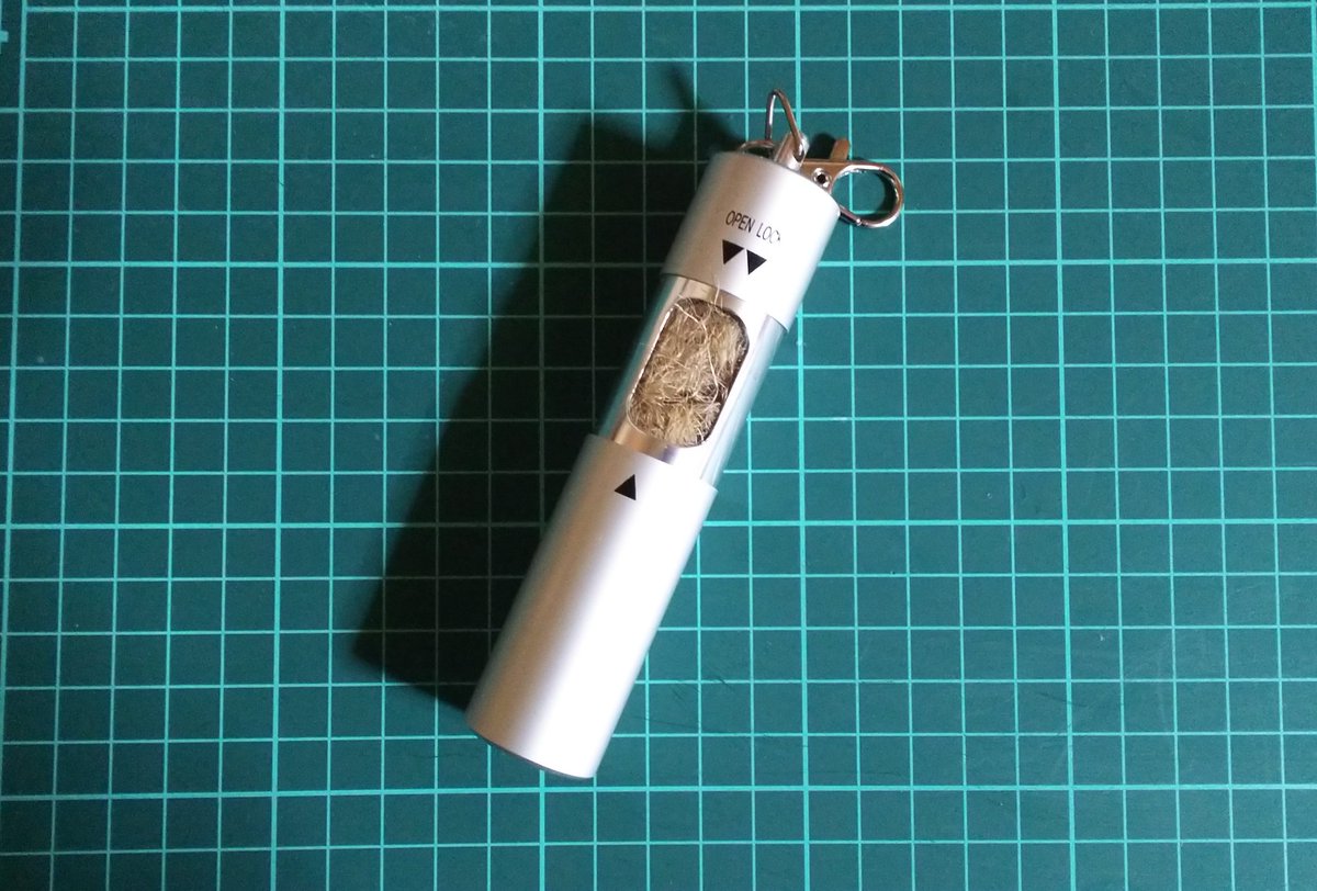 サクマのlife Style 100均携帯灰皿のキャンプでの使い方 セリアで購入 焚き火に使用する麻紐の火種の収納と持ち歩きにぴったりだな 本来は火が着いていた物を捨てるゴミ箱が 火を着ける為の物の収納ケースになるとは 笑 サクマのlife Style 100均携帯灰皿のキャンプでの使い方 セリアで購入 焚き火に使用する麻紐の火種の収納と持ち歩きにぴったりだな 本来は火が着いていた物を捨てるゴミ箱が 火を着ける為の物の収納ケースになるとは 笑