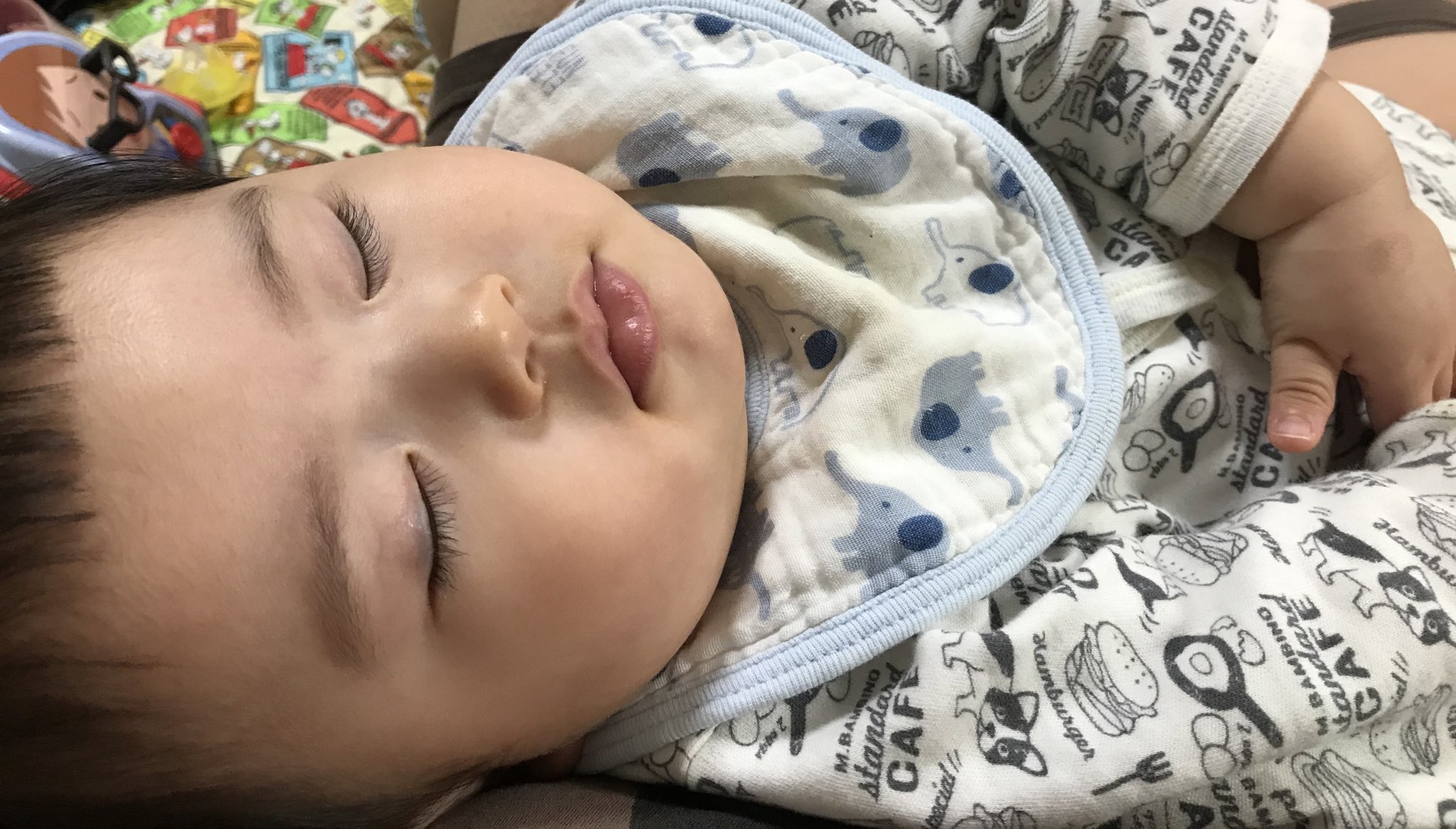 ｆ 沙樹 ここ数日調子が悪いので息子のお昼寝のときに添い寝で寝てて 今日も息子が先に起きてモゾモゾ何かしてると思ったら 一通りベッドの上動き回った後 ママの胸の上に頭乗せたり腕枕されにきてめちゃくちゃ可愛かった 少しの間むぎゅーって