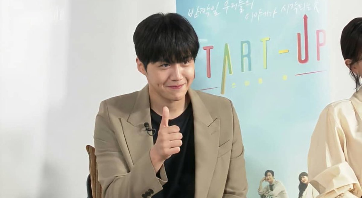 kdramablooms's tweet photo. pls she’s smiling so dearly to him 😭 #StartUp https://t.co/MqZmziijiN