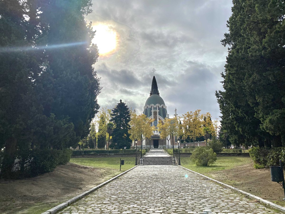 madrileneando's tweet photo. 🇮🇹L'inizio di un nuovo viaggio
🇫🇷Le début d’un nouveau voyage

🎞️https://t.co/ElWujAFsMT
#Espagne #Spagna #asmr #walkingtour #citywalk  #nécrotourisme #necroturismo #cityambience #streetview #COVID19 #confinement #cimitero #cimetière #viaggiovirtuale https://t.co/8iC4cEzrWf
