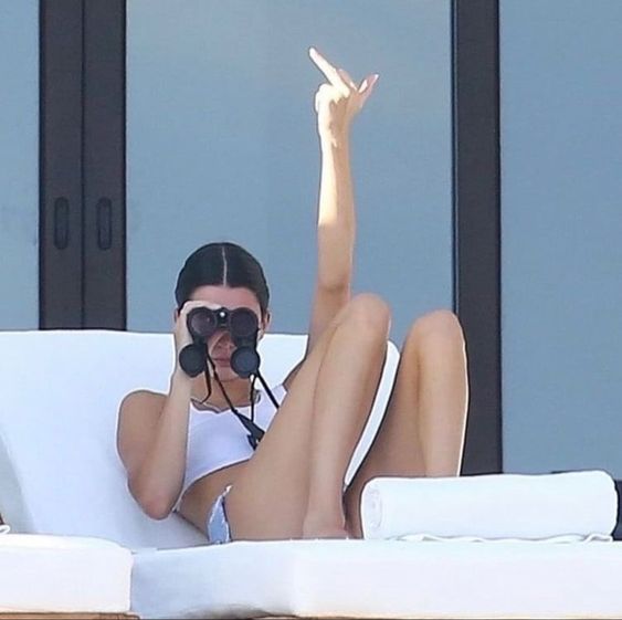 Maud_LeGosles's tweet image. One less tutorial for #confinement2 😒🤣 @KendallJenner #tiktoktutorial #CommonSense