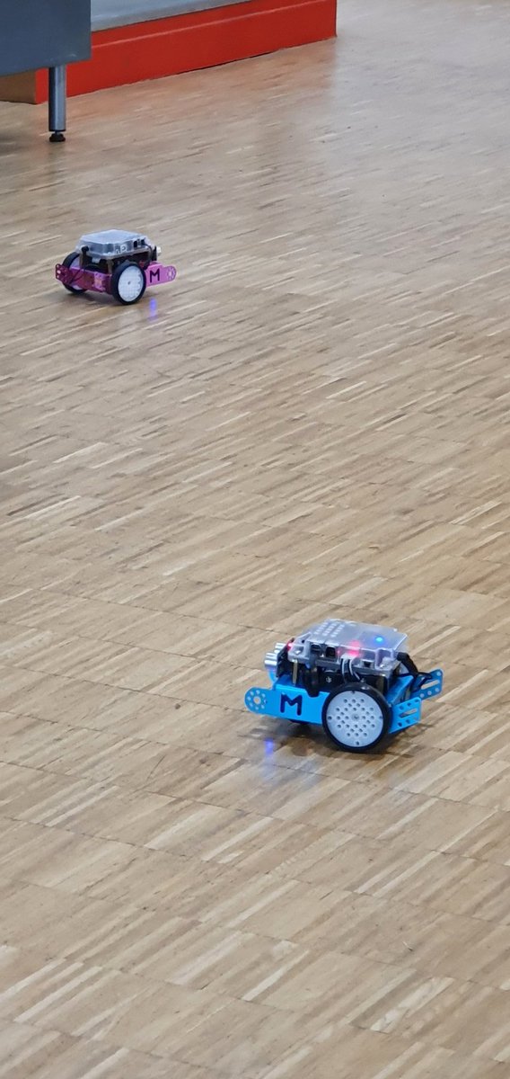 Barre_Vincent's tweet image. #GirlsRCoding à #Laval invasion de mbots dans le département INFO !