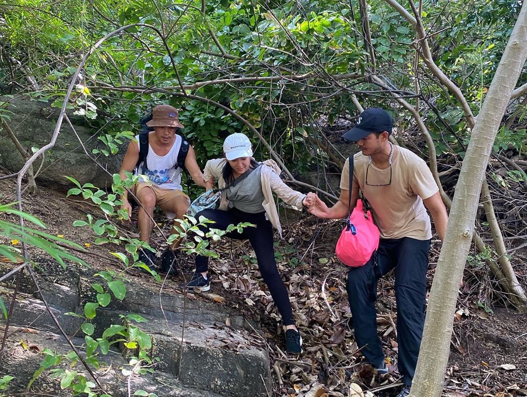 นี่แหละค่ะ ชีวิตของดิชั้น สะเทินน้ำ สะเทินบก และจบด้วยการเจ็บตัวกรุบกริบ 🧗🏻‍♀️🏖🏜🏰
#เบลล่าราณี #bellacampen #เวียร์เบลล่า #เวียร์ศุกลวัฒน์ #weir19