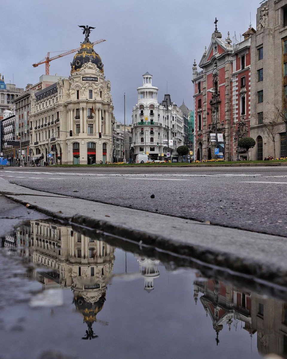 Granviademadrid's tweet photo. ¡Buenos días #Madrid!
"Todo lo que es hermoso tiene su instante, y pasa."
(Luis Cernuda)
#FelizMiercoles #GranViaMadrid
#CalledeAlcalá #Metrópolis
#EdificioGrassy #GranVía
📍 Calle de Alcalá
📷 Lordgilmore https://t.co/PKhRZVj73s
