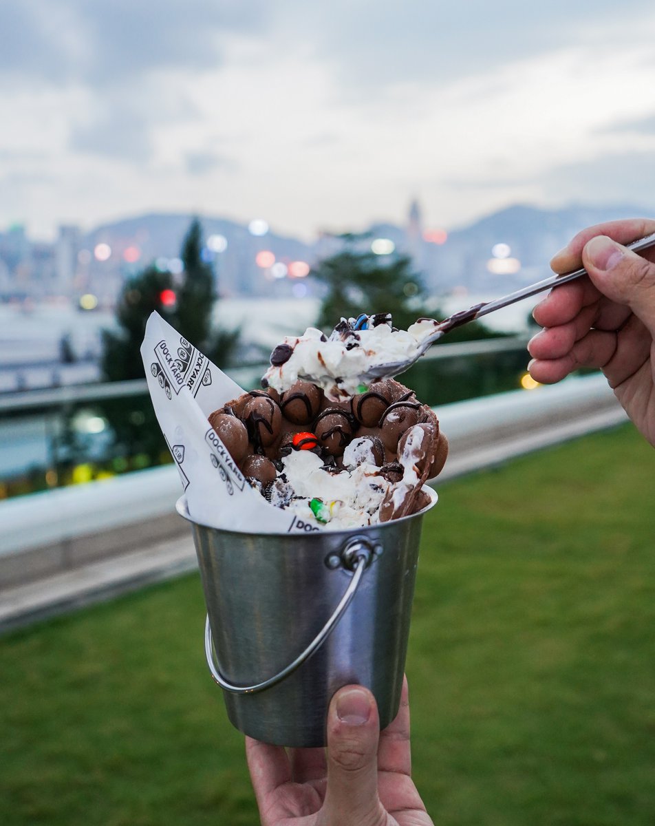 Cheer up your hump day by sharing this tempting Egg Waffle delight from @Dockyardhk with your bestie!