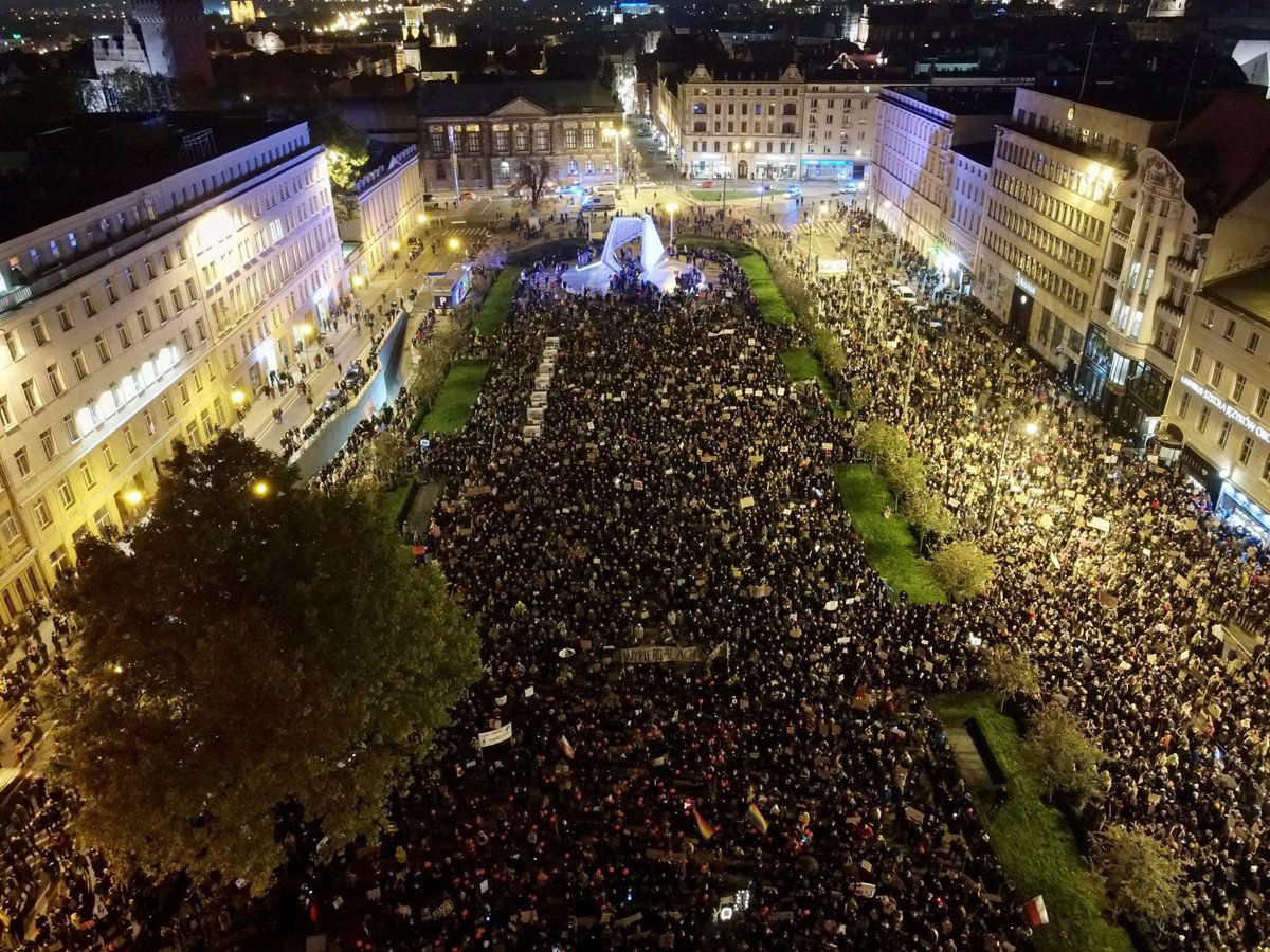 TomGrochowiak's tweet photo. For two days I've been meaning to write about the massive protests taking place in my country over the recent abortion ban, but I still can't find the words.

So instead here's some (pretty amazing) pics and some (pretty grim) read: https://t.co/zzca82LgB9

#polishwomenstrike https://t.co/hAvqAdFBlB