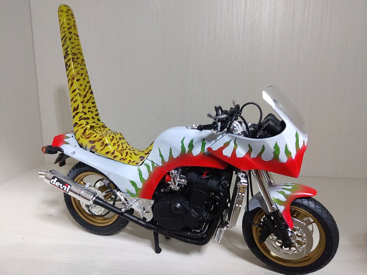 でっていう バイク プラモデル 族車 実は三段シートってここまで長くないんだよな 元ネタの特攻の拓のバイクなんだがフレアパターンが普通炎って内側が青系で外側が赤系なんじゃない って でもこのカラーリングらしい マスキング一発勝負だったけど