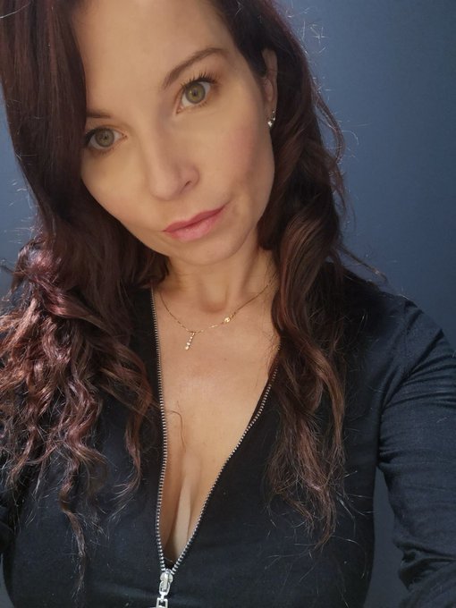 Tr&egrave;s bonne journ&eacute;e, &agrave; toutes et tous. Gros bisous😍💖 https://t.co/xwufBNNIAu