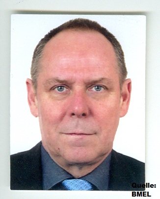 BZL_aktuell's tweet photo. "Leguminosen sind wieder eine Ackerfrucht mit Zukunft. Mit dem #DemoNetErBo und den anderen Aktivitäten aus der Eiweißpflanzenstrategie hat die Zukunft bereits begonnen!", so AL Gießübel des @bmel in seiner Eröffnungsrede zur Online-Konferenz. 

➡️https://t.co/vae3HhtZ0B https://t.co/qpORz2Jr5v