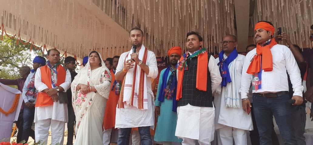 iChiragPaswan's tweet photo. कुचायकोट की जनता को इस प्रकार के स्वागत के लिए दिल से धन्यवाद।आप सभी के आशीर्वाद से #बिहार1stबिहारी1st के लिए संकल्पित लोजपा प्रत्याशी भाई रवि पांडेय जी विजयी होंगे व बिहार के नवनिर्माण मे सहयोग देंगे।बिहार1st के लिए लोजपा प्रत्याशी को वोट दे।#असम्भवनीतीश https://t.co/W3qmaNQ9A2