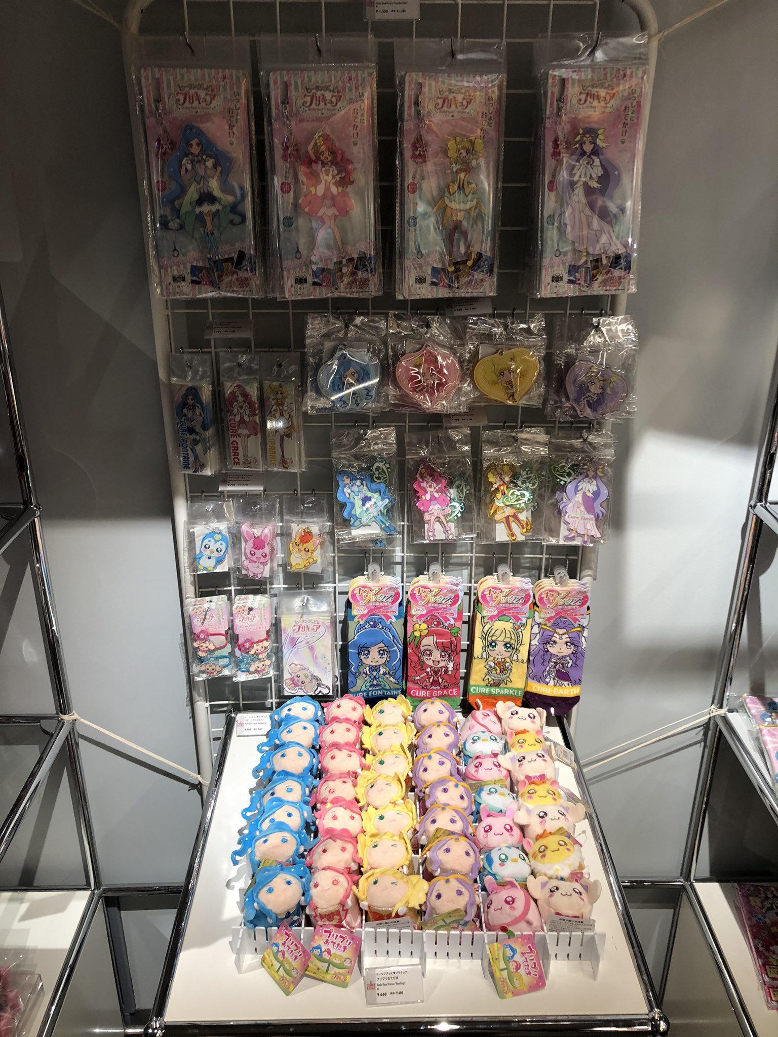 Bondage ヒープリ ランドマークタワーその5 お土産屋にもヒープリ特設コーナーが設けられていました 缶バッチは限定品の様ですがガチャ方式なのがなぁ その他はプリスト等で売られている物と同様の様です ヒープリ プリキュア T Co