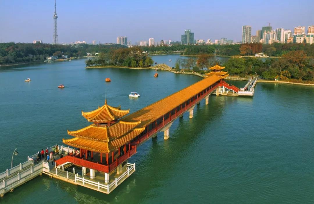 ChangshaCity's tweet photo. #100scenes
The biggest park in #Changsha—Changsha Martyr Park, is a landmark park centering on Martyr Tower and surrounded nature scenery. Decorated by corridors in Chinese traditional style, it’s a favourite spot for tourists. https://t.co/B7cjXyhdgi