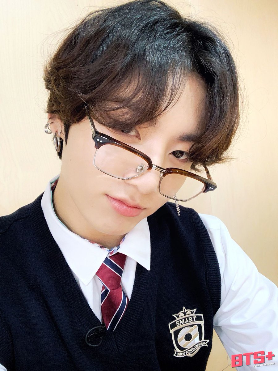 comma_bts's tweet photo. 달방 비하인드 컷 (1) https://t.co/T6F9eM4Dmw
